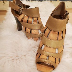 VINCE CAMUTO PEEP TOE CUT OUT DESIGN HEELS IN TAN AND MUSTARD SIZE - US 8 (NEW)